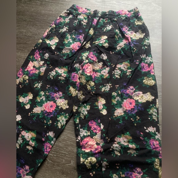 Urban Outfitters UO Pants Black Floral Size Medium - Picture 2 of 5